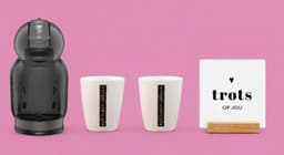 KRUPS NESCAFÉ Dolce Gusto MiniMe KP120810 - Koffiecupmachine - Antraciet / zwart + 2 witte mokken 'But first coffee' + witte tegel "Trots op jou" + tegelhouder — thumbnail 1