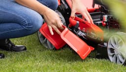 Scheppach Grasmaaier Benzine met hybride start M225-56E - Zelfrijdend - Mulchfunctie - 56cm maaibreedte - Maaihoogte in 7 stappen verstelbaar: 25-75mm - 4-takt - 224cc - 6pk - Voor tuinen tot 2200m² - met 65L opvangbak — thumbnail 3