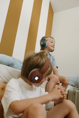 KIDYWOLF K-EARS Bluetooth Kinderkoptelefoon Rood – 85dB Volume Limiet, Draadloos & Opvouwbaar, LED - 8+ — thumbnail 3
