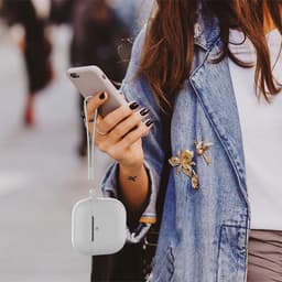 AirPods-hoesje met sleutelhanger en accessoires — thumbnail 4