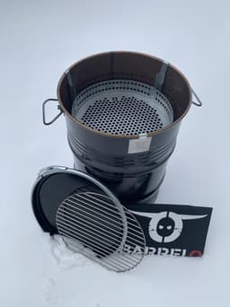 BarrelQ Small - Houtskoolbarbecue - Zwart Staal - Ø40x58 cm - 60L Olievat - Vuurkorf & Bijzettafel in 1 - Inclusief Beschermhoes — thumbnail 1