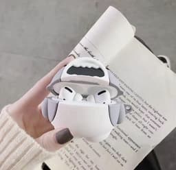 Beschermende grappige schattige haai hoes compatibel met Apple Airpods Pro - reinigingsset en sleutelhanger - 3-in-1 - 2e/1e generatie — thumbnail 4