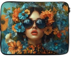 Laptophoes 15.6 inch - Vrouw - Bloemen - Oranje - Blauw - Modern - Laptop sleeve - Binnenmaat 37x26 cm - Zwarte achterkant