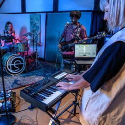 Novation Launchkey 49 MK4 - MIDI Keyboard Controller - 49 Semi-Gewogen Toetsen - 16 FSR Pads - 9 Faders - OLED Display - USB-C — thumbnail 2