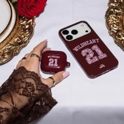 xoxo Wildhearts hoesje geschikt voor AirPods Pro - She's a Wildheart - Ook als telefoonhoesje verkrijgbaar - schokbestendige case - koptelefoonhoes - Beschermhoes met trendy opdruk - 21 - Burgundy / Bordeaux rood — thumbnail 3
