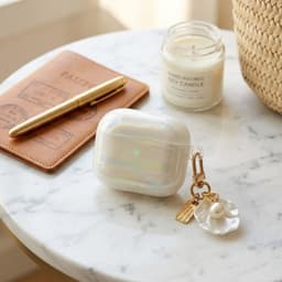 Transparant parelmoer hoesje voor oordopjes dames met schelp patroon en decoratieve hanger geschikt voor AirPods Pro 2 met iriserende afwerking en clip — thumbnail 3