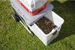 Quvo® Professionele Hakselaar Versnipperaar - Hakselaar Electrisch 60L – Takken Versnipperaar Hakselaar – 3000W – Max. Ø44mm - Incl. Wielen, Opvangzak, Duurzame Draaimessen – Heggen, Bomen en Haag -Tuinonderhoud - Veelkleurig - 53cm x 36cm x 93cm — thumbnail 5