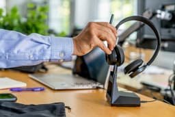 HP Poly Voyager 4320 UC Stereo On Ear headset Bluetooth Stereo Zwart Noise Cancelling Volumeregeling, Incl. oplaad- en — thumbnail 2