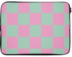 Laptophoes 15.6 inch - Schaakbord patroon - Groen - Roze - Blokjes - Laptop sleeve - Binnenmaat 37x26 cm - Zwarte achterkant