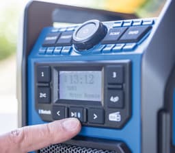 Scheppach Bouwradio DAB+ 20V - DAB Radio - Incl. Accu en Oplader - 30W - Werfradio voor Bouwplaats, Garage & Werkplaats - C-DAB30-X — thumbnail 4