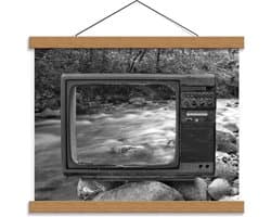 Schoolplaat – Televisie op Stenen bij Rivier - 40x30cm Foto op Textielposter (Wanddecoratie op Schoolplaat)