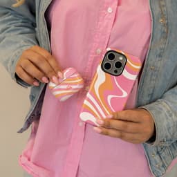 xoxo Wildhearts hoesje geschikt voor AirPods 4 - Chasing Sunsets - Ook als telefoonhoesje verkrijgbaar - schokbestendige case - koptelefoonhoesje - Glimmende afwerking - Beschermhoes met golvende print - golven - Beige - Oranje - Roze — thumbnail 3