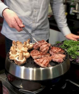 BBQ2GO - BBQ - Rookvrije Houtskool Barbecue - Tafel BBQ - Geschikt voor 2 - 5 Personen - Binnen 5 min Gebruiksklaar met 125 gr. houtskool- Inclusief Draagtas — thumbnail 5