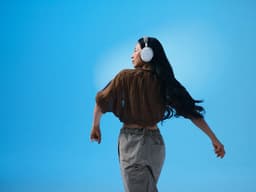 Sennheiser MOMENTUM 4 Wireless - Draadloze over-ear koptelefoon met Noise Cancelling - 60u batterij - Snelladen – 4 Microfoons - Wit — thumbnail 3