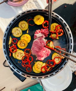 BBQ2GO PRO SET met zware grillplaat - Rookvrije Houtskool Barbecue - Tafel BBQ - Draagbaar voor 5 Personen - Met Pizzaset, Rookverhoging, Indirect Grillrooster & Draagtas - Ø30cm — thumbnail 5