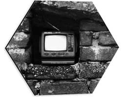 Dibond Hexagon - Ouderwetse Televisie in de Muur (Zwart-wit) - 30x26.1 cm Foto op Hexagon (Met Ophangsysteem)