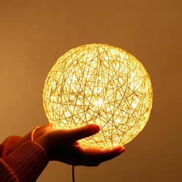 Rieten Bal Nachtlamp Slaapkamer - Warm Geel Licht - Verstelbaar Helderheid - USB Oplaadbaar - Houten Stand - OmgevingslampLE17 — thumbnail 3