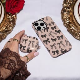 xoxo Wildhearts hoesje geschikt voor AirPods 4 - Winter Muse - Ook als telefoonhoesje verkrijgbaar - schokbestendige case - koptelefoonhoes - Beschermhoes met strikjes patroon - Beige — thumbnail 2