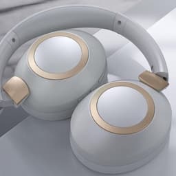 StayPowered Draadloze Hoofdtelefoon - 50 Uur Playtime Voor Onbeperkt Luisterplezier - Diepe Bassen - Opvouwbaar Ontwerp - Bluetooth 5.3 - Ingebouwde Microfoon - Ergonomische Pasvorm - Wit/Goud - Levering Sneller Dan Aangegeven! — thumbnail 5