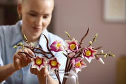 LEGO Botanicals - Magnoliatakken Constructiespeelgoed — thumbnail 2