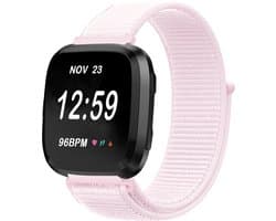 Nylon Smartwatch bandje - Geschikt voor Fitbit Versa / Versa 2 nylon bandje - lichtroze - Strap-it Horlogeband / Polsband / Armband