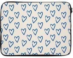 Laptophoes 17 inch - Hartjes patroon - Blauw - Beige - Liefde - Laptop sleeve - Binnenmaat 41x28 cm - Zwarte achterkant