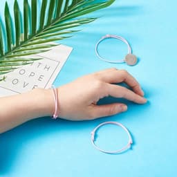 50 stuks handgemaakte Koreaanse gewaxte polyester armbanden in roze, verstelbaar en ideaal als vriendschapsarmbanden voor dagelijks draagcomfort — thumbnail 2