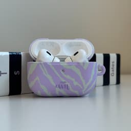 xoxo Wildhearts hoesje geschikt voor AirPods Pro - Main Character - Matte - Ook als telefoonhoesje verkrijgbaar - schokbestendige case - koptelefoon hoesje - Mat - Beschermhoes met zebraprint - dierenprint hoesje - Paars - Groen — thumbnail 4