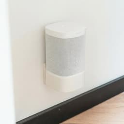 Muurbeugel geschikt voor Sonos One (SL) / Play:1 - Standaard geschikt voor Sonos One - Stopcontact Houder - Zonder boren - Kabelvrij & Stevig - Wit — thumbnail 3