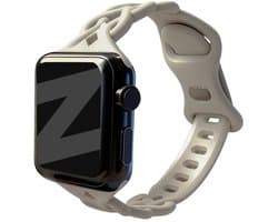 Bandz Luxe Gevlochten Siliconen Band (Lichtbeige) geschikt voor Apple Watch Series 1 t/m 11 & SE - Geschikt voor 38mm / 40mm / 41mm / 42mm - Comfortabel en stijlvol smartwatch bandje - Sportieve vervangende horlogeband