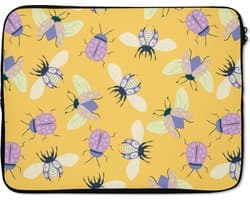 Laptophoes 15.6 inch - Insecten - Patroon - Geel - Paars - Kleurrijk - Laptop sleeve - Binnenmaat 37x26 cm - Zwarte achterkant