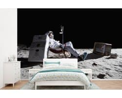 Behang - Fotobehang Astronaut - Maan - Televisie - Breedte 360 cm x hoogte 240 cm