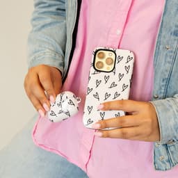 xoxo Wildhearts hoesje geschikt voor AirPods 3 - All Yours - Glossy - Ook als telefoonhoesje verkrijgbaar - schokbestendige case - koptelefoon hoesje - Glimmend - Beschermhoes met hartjesprint - hartjes - Beige - Zwart — thumbnail 4
