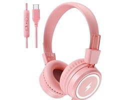 StayPowered Kinderhoofdtelefoon - Veilig en Stijlvol met LED-Verlichting - USB-C Aansluiting - Volumelimiet 85/94 dB - Ingebouwde Microfoon - Opvouwbaar en Lichtgewicht - Zachte Oorkussens - Stereo Geluid - Roze - Levering Sneller dan Aangegeven!