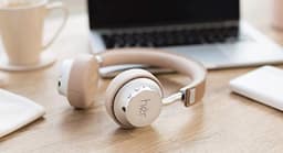 Draadloze on-ear Bluetooth hoofdtelefoon met microfoon, verstelbare beugel en draagtas - Beige/Nude — thumbnail 2