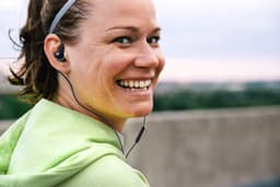 JBL Endurance Run 3 USB-C - Sport Oordopjes voor iPhone 15, 16 & 17 - Bedrade In-ear met FlipHook - USB-C Headset met Microfoon - IP65 Zweetbestendig - Hardlopen & Fitness - Wit — thumbnail 4