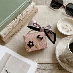 Roze hoesje voor oordopjes dames met strik en decoratieve details geschikt voor AirPods Pro 3 kunstleer hardcase met ring en lint — thumbnail 2