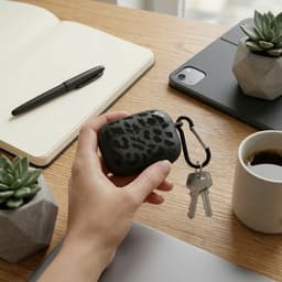 Zwart grafisch patroon hoesje voor oordopjes geschikt voor AirPods Pro 3 – compact beschermhoesje met onregelmatige print, mat oppervlak en karabijnhaak — thumbnail 2
