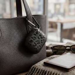 Zwart grafisch patroon hoesje voor oordopjes geschikt voor AirPods Pro 3 – compact beschermhoesje met onregelmatige print, mat oppervlak en karabijnhaak — thumbnail 5