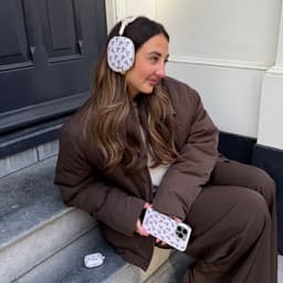 xoxo Wildhearts hoesje geschikt voor AirPods Max (2) - All Yours - Glossy - Ook als telefoonhoesje verkrijgbaar - schokbestendige case - koptelefoon hoesje - Glimmend - Beschermhoes met hartjesprint - hartjes - Beige - Zwart — thumbnail 4