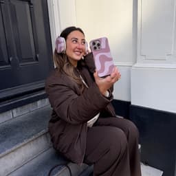 xoxo Wildhearts hoesje geschikt voor AirPods Max (2) - Ride With Me Brown - Ook als telefoonhoesje verkrijgbaar - schokbestendige case - koptelefoonhoes - Beschermhoes met met golvende print - golven - beige / bruin — thumbnail 4