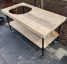 Buitenkeuken | 140x70cm | Gat 58cm | Wielen | Zwart Staal en Hout | BBQ Tafel | Kamado Tafel | Barbecue | Big Green Egg | Bastard | Grill Guru | Kamado Joe | Ombouw | Onderstel | Geschikt voor vele modellen — thumbnail 2
