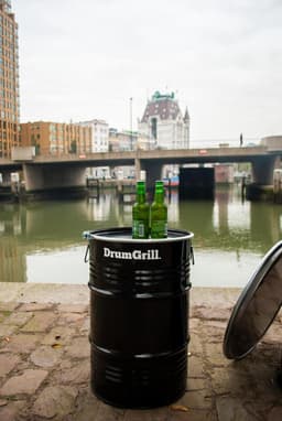 Drumgrill Small - Houtskoolbarbecue - Zwart Staal - Ø40x58 cm - 60L Olievat - Vuurkorf & Bijzettafel in 1 - Industrieel Design — thumbnail 3
