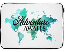Laptophoes 13 inch - Kaart - Wereld - Spreuk - Aquarelverf - Laptop sleeve - Binnenmaat 32x22,5 cm - Zwarte achterkant