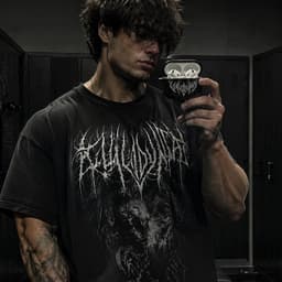 Enluxe Case geschikt voor Airpods 4 - Black Metal Gothic Print - Zwart Hardcase met Karabijnhaak, Schokbestendig Hoesje — thumbnail 3