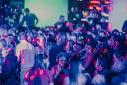 silentdiscohuren.nl | silent disco set 10 - silent disco box compleet: 10x koptelefoon (K9 RBG LED), laderset (LS9) en zender (Z4) - SDs10 — thumbnail 2