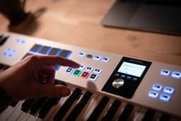 Arturia KeyLab Essential - MIDI Controller - 61 toetsen - MK3 - Wit — thumbnail 5