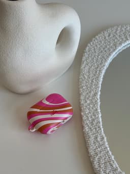 xoxo Wildhearts hoesje geschikt voor AirPods Pro 2 - Chasing Sunsets - Matte - Ook als telefoonhoesje verkrijgbaar - schokbestendige case - koptelefoon hoesje - Mat - Beschermhoes met golvende print - golven - Beige - Oranje - Roze — thumbnail 5