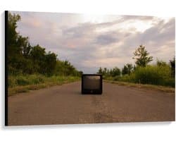 Canvas  - Oude Televisie op de Weg  - 120x80cm Foto op Canvas Schilderij (Wanddecoratie op Canvas)