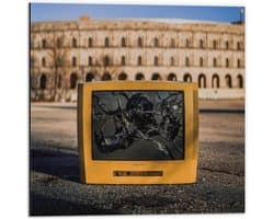 Dibond - Kapotte Gele Televisie  - 50x50cm Foto op Aluminium (Wanddecoratie van metaal)